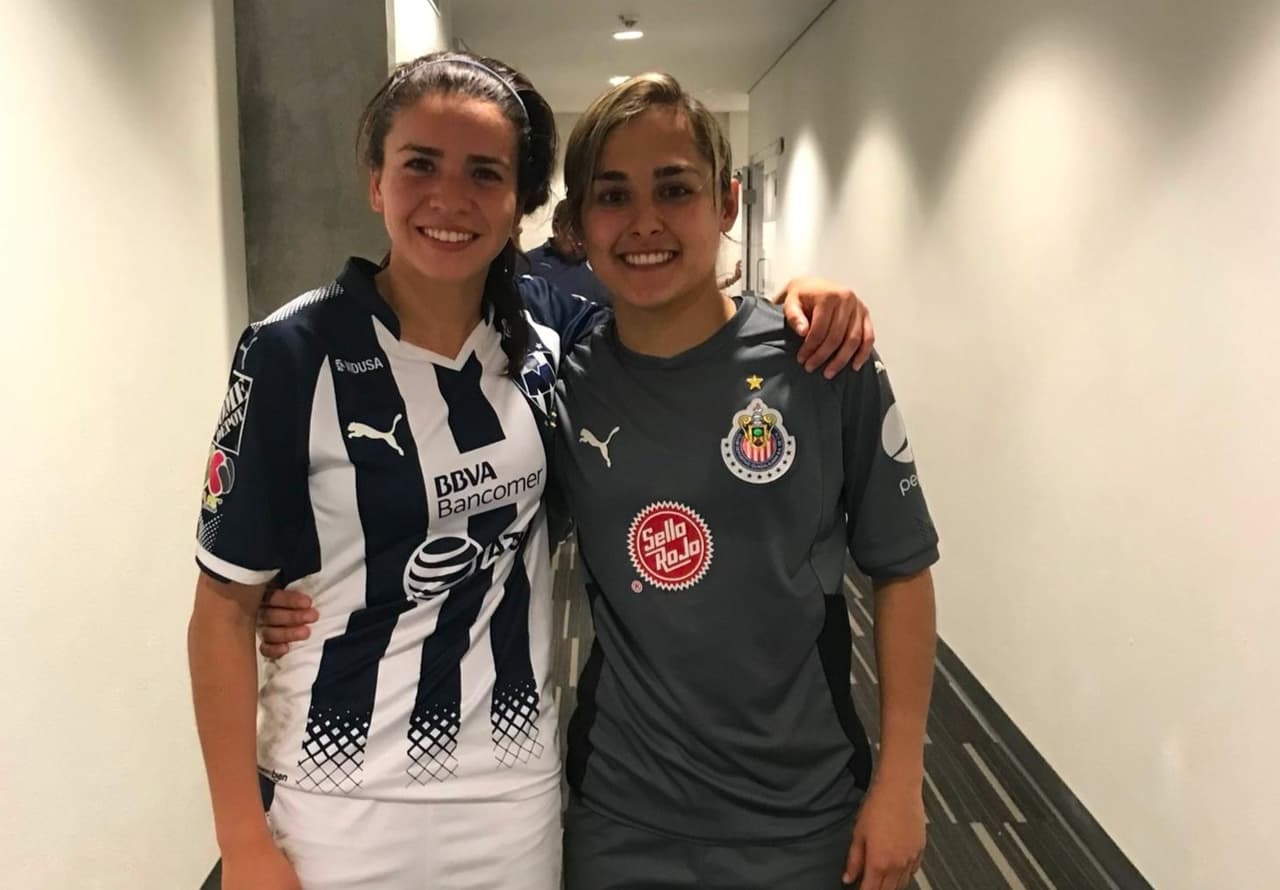 Las futbolistas mostraron el respeto al rival, por encima de los colores de sus playeras.