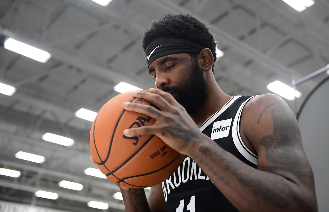 Kyrie Irving duró sólo un minuto en su debut con los Nets