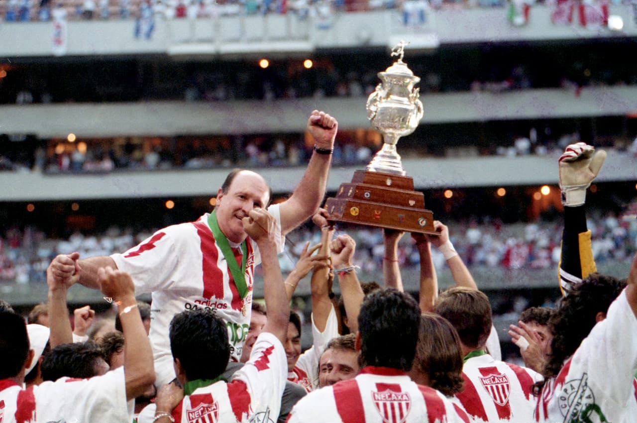 Manuel Lapuente, uno de los mejores entrenadores del futbol mexicano, logró títulos de liga y como seleccionador de México, consiguiendo el trofeo más importante a nivel selecciones: la Copa Confederaciones de 1999. En Liga MX, Manolo Lapuente hizo campeón al Necaxa, Puebla y América.