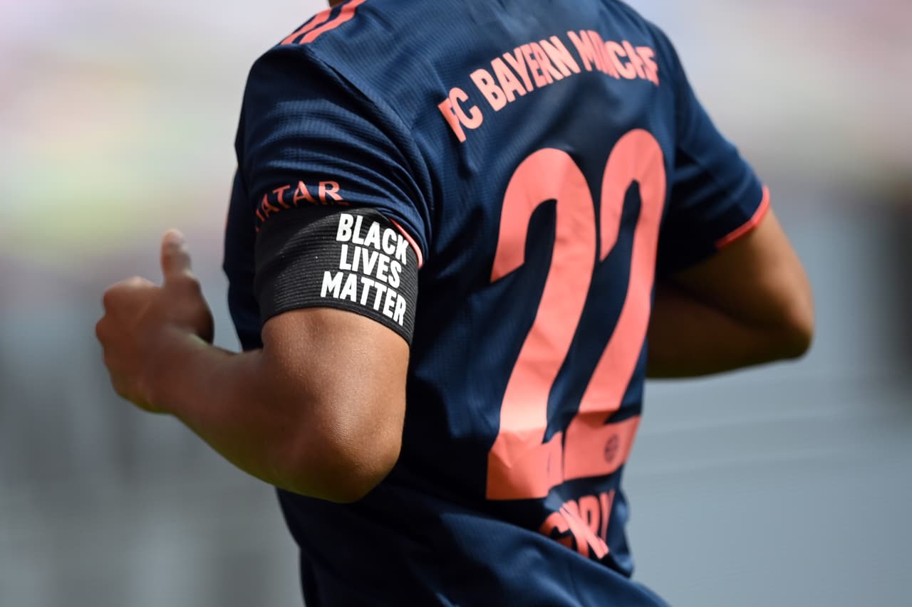 Durante el calentamiento previo al cotejo ante Leverkusen, portaron camisetas con las etiquetas #RotgegenRassismus y #BlackLivesMatter. “La muerte de George Floyd y las imágenes de EEUU nos conmocionan a todos”, publicó Herbert Hainer, presidente del Bayern Munich.