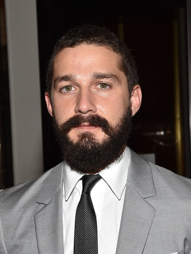 Al mando del veterano sargento Wardaddy, una brigada de cinco soldados americanos a bordo de un tanque -el Fury- ha de luchar contra un ejército nazi al borde de la desesperación, pues los alemanes saben que su derrota estaba ya cantada por aquel entonces.
<br>