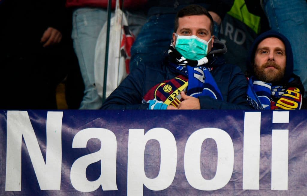 El aficionado del Barcelona mira la cancha con cubrebocas