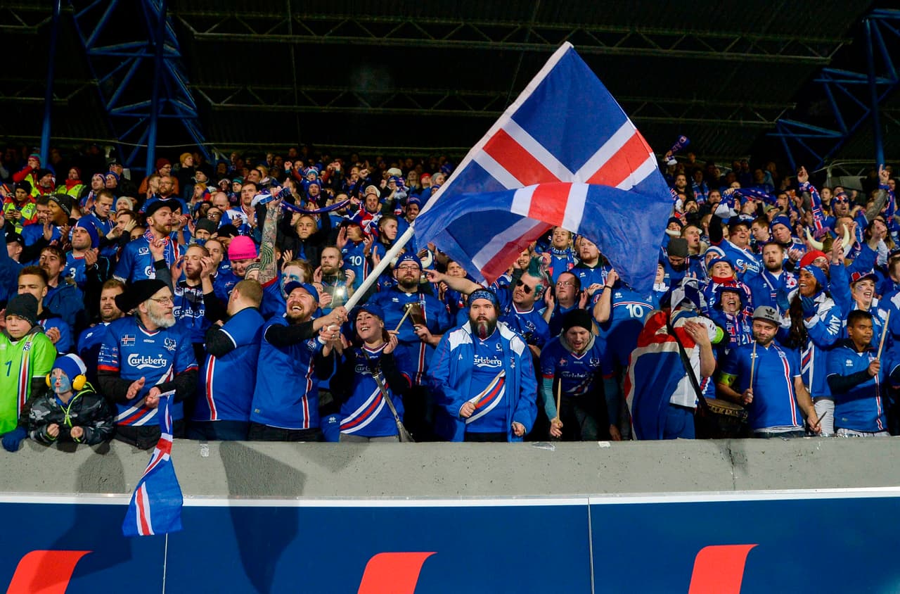 Islandia: la clasificación al Mundial, histórica, hizo que la afición llevara fuegos artificiales que le significaron a su federación una multa de 5,000 francos suizos.