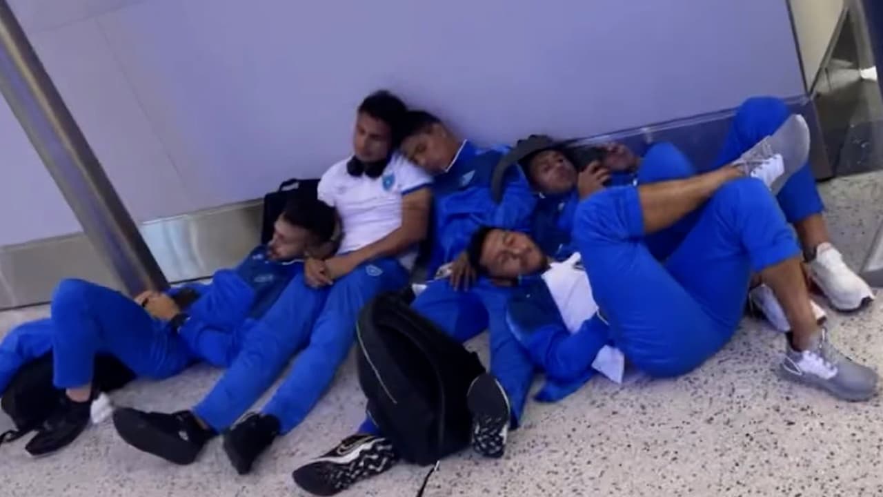 Guatemala duerme en el aeropuerto de Houston previo a jugar ante México
