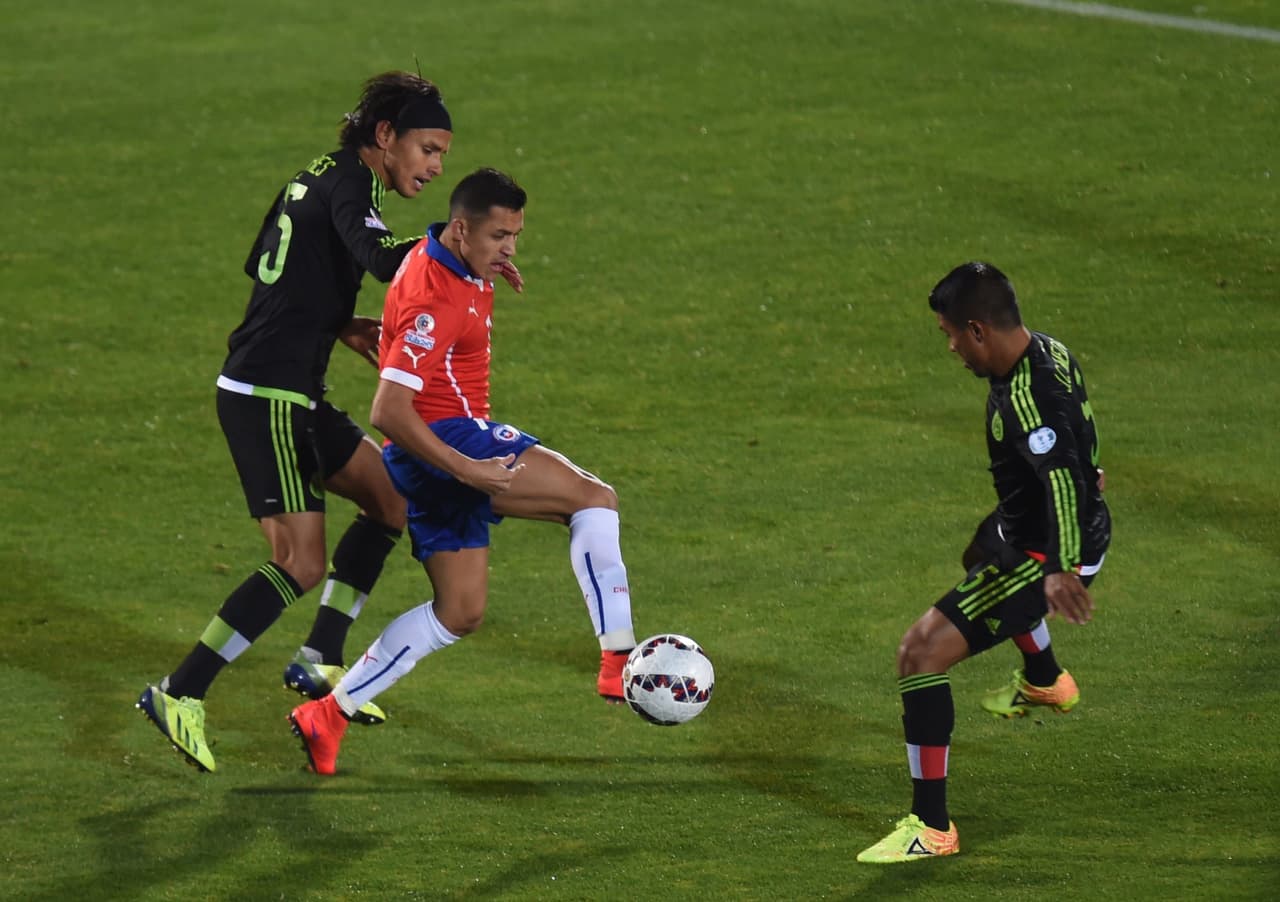 La defensa de México saltó al terreno de juego con su línea de 5 buscando contener el ataque de Chile encabezados por Vidal y Sánchez.