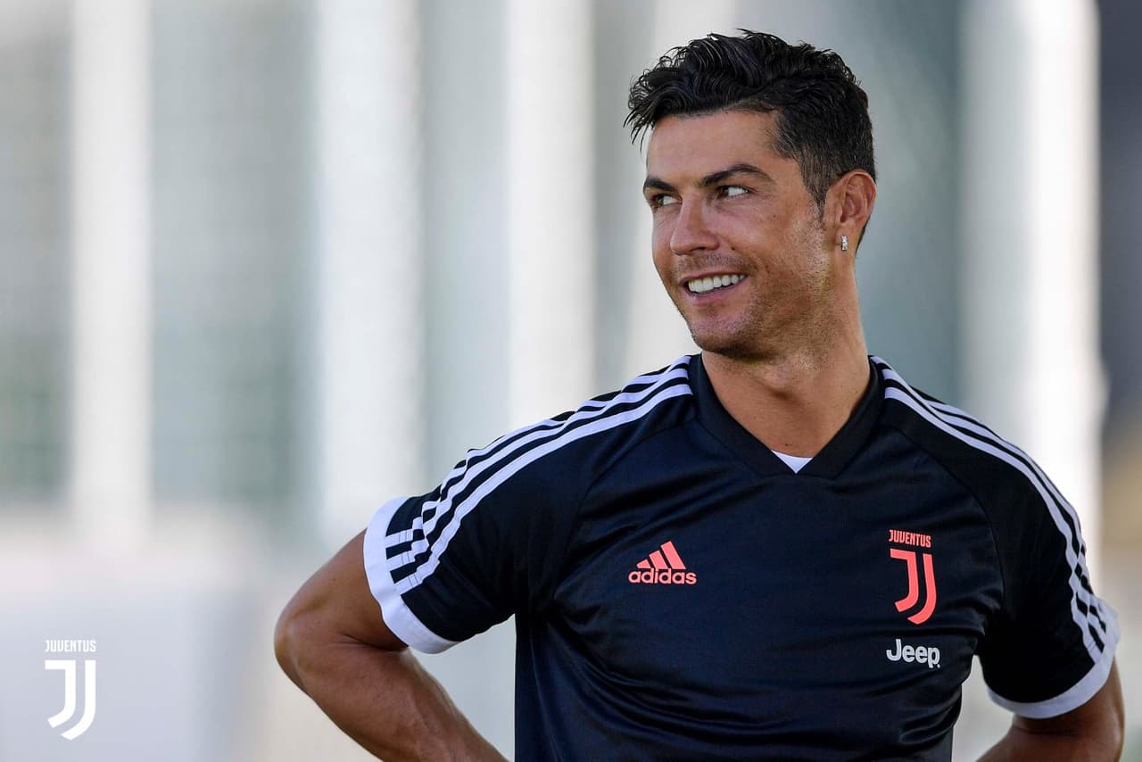 Luego de ganar la UEFA Nations League y darse un tiempo de descanso con su familia, Cristiano Ronaldo se unió este sábado a la pretemporada de la Juventus en Turín. Los fanáticos que estaban en el Training Center aprovecharon para pedirle una foto y un autógrafo al ídolo portugués.