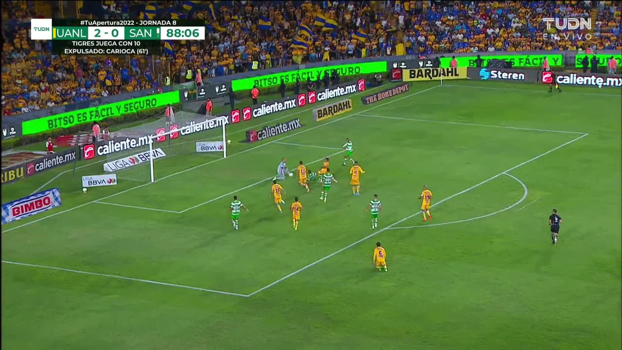 ¡TIRO ATAJADO! disparo por Javier Correa.