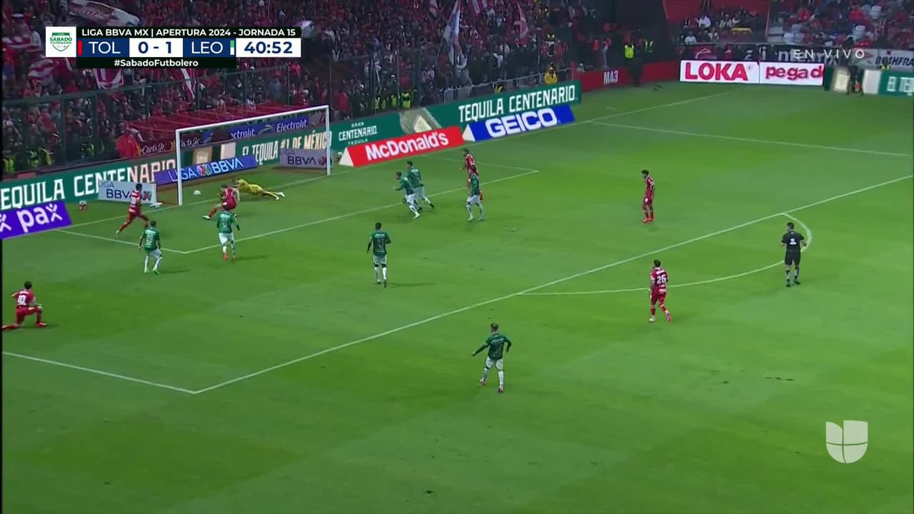 ¡CERCA! Marcel Ruíz disparó que se estrella en el poste.