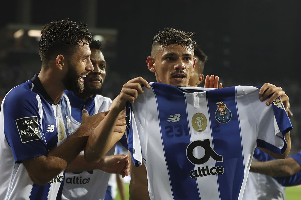 El gol de Tiquinho permite al Porto sumar 15 puntos en el primer lugar de la tabla, a la espera del complemento de la jornada en el fin de semana.