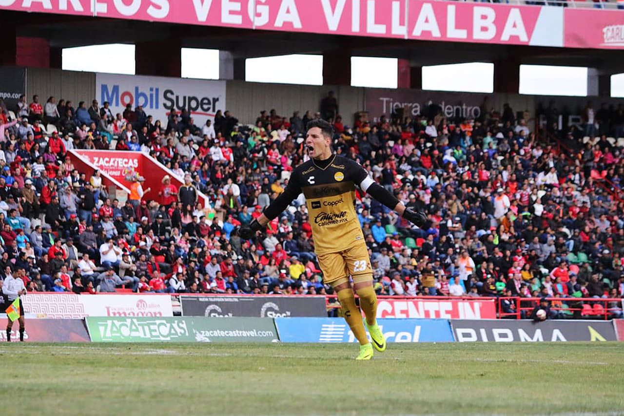 El arquero de Dorados, el argentino Gaspar Servio, celebra el gol marcado por Dorados, obra del delantero ecuatoriano Vinicio Angulo al minuto 65.