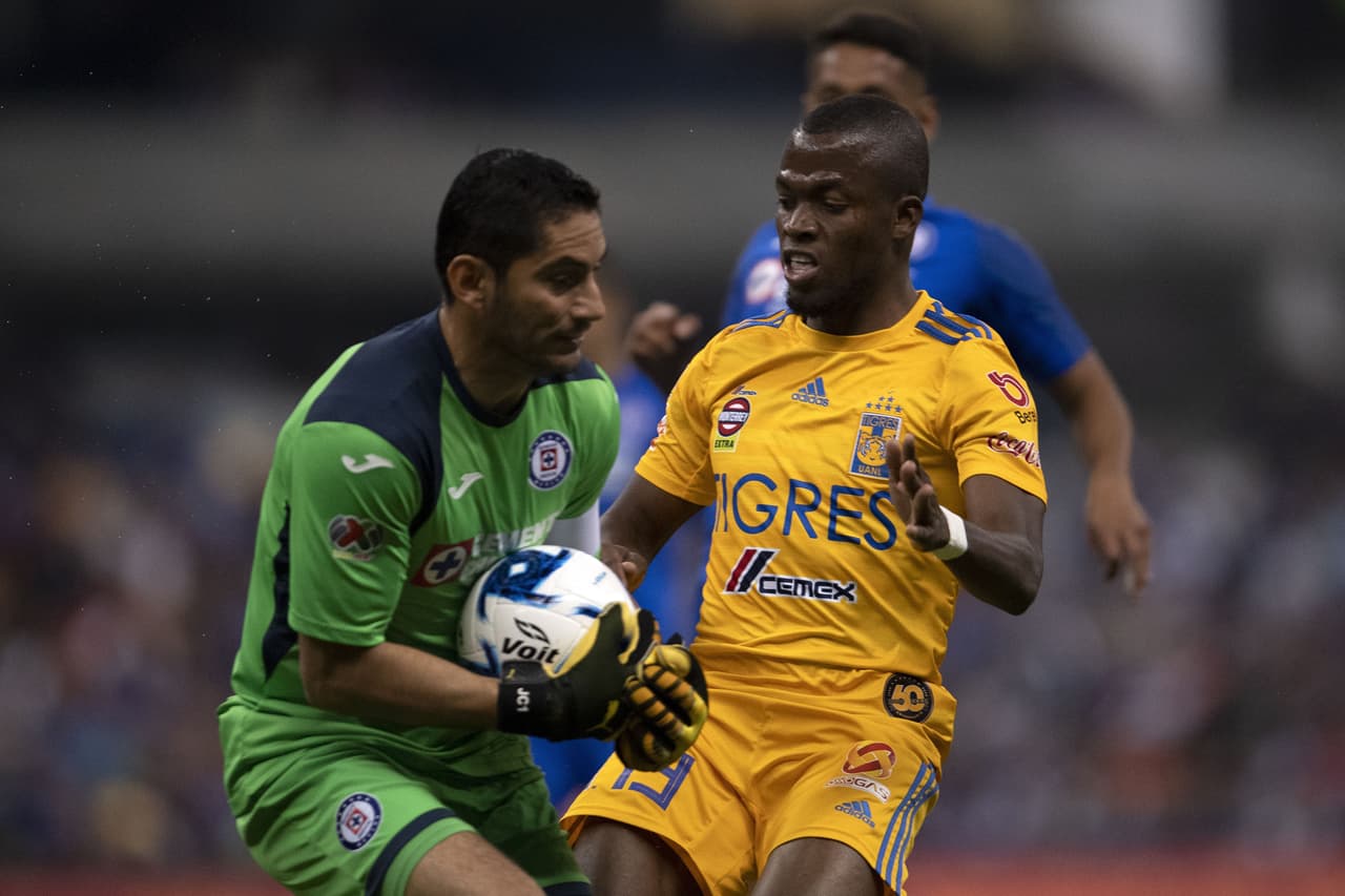 Por arriba o por abajo, Corona estaba atento y acortaba el campo cada que había sensación de peligro para los visitantes.