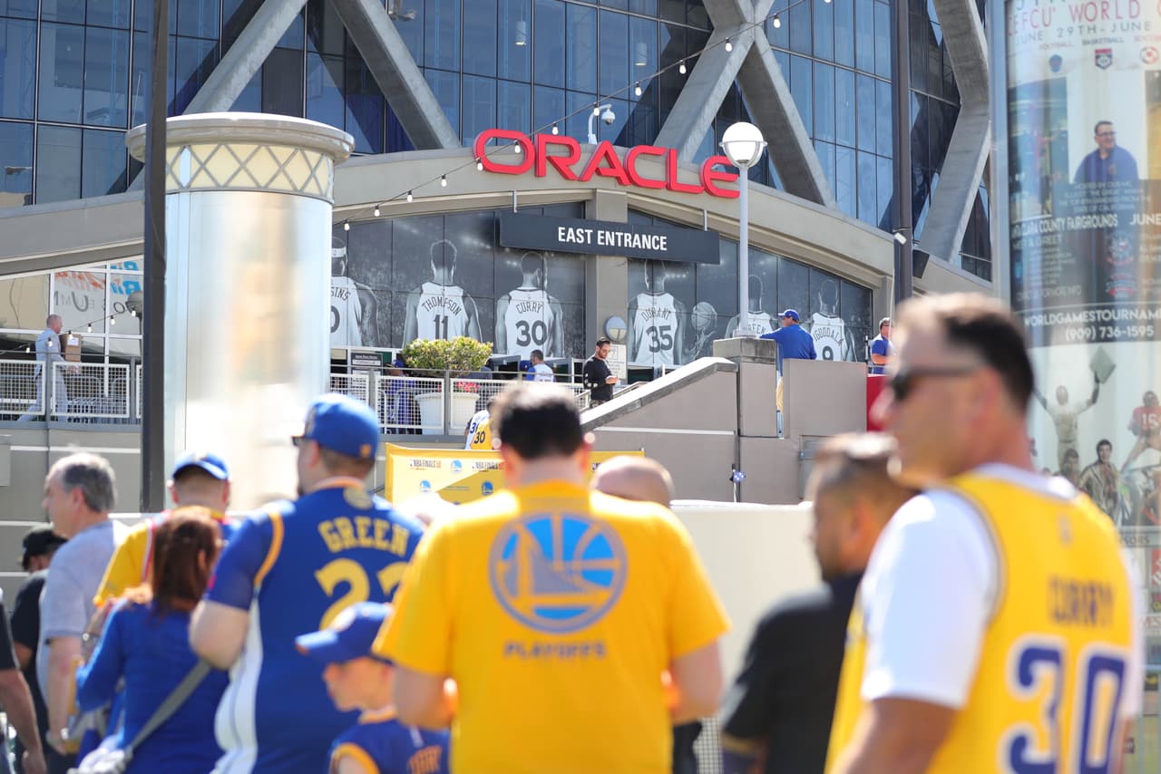 Los fanáticos de Golden State Warriors se alistan para el Juego 4 de las Finales de la NBA contra Toronto Raptors, con la ilusión de empatar la serie en casa antes del regreso a Toronto.