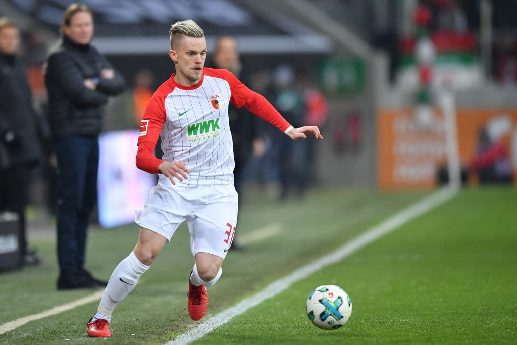 El joven Philipp Max, del Augsburgo, sería objetivo del Manchester United para el lateral izquierdo.