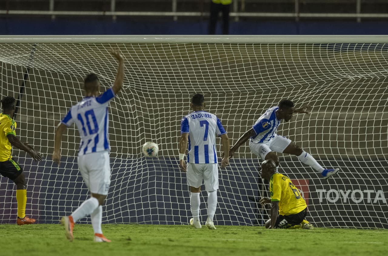 Pero a los 15 minutos los locales aprovecharon un desliz de la zaga catracha para aventajar en el marcador.