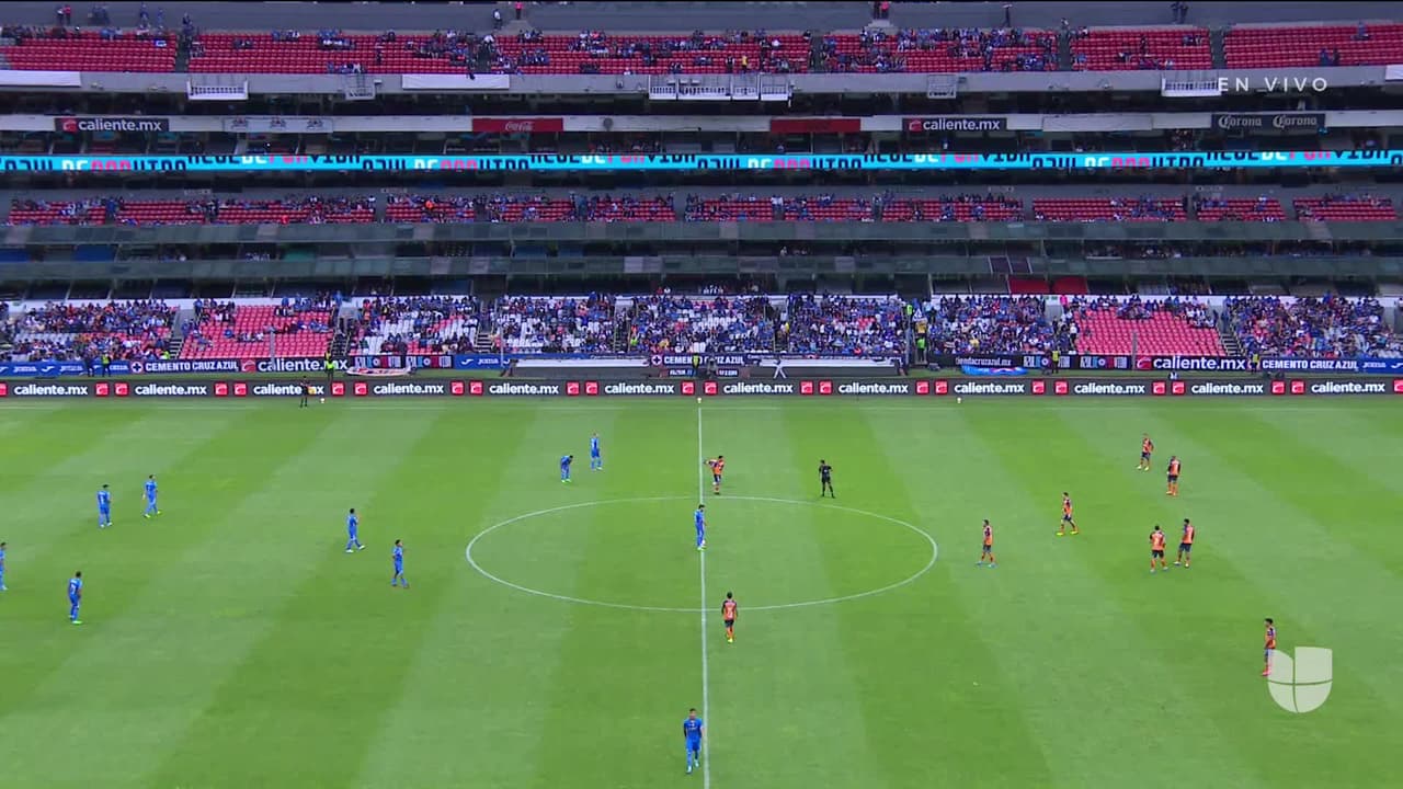 Arranca el partido y la pelota está en juego.