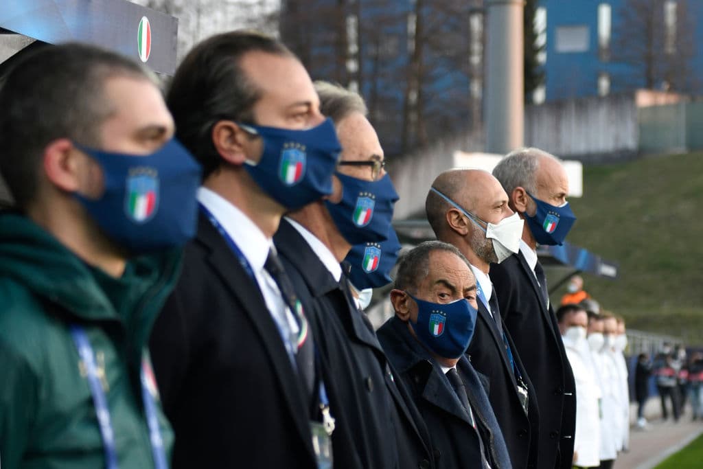 Italia y República Checa arrancan con empate su participación en la Eurocopa Sub-21. Gianluca Scamacca abrió el marcador al minuto 31 y, con autogo italiano, Giulio Maggiore empató el marcador al minuto 75. El conjunto 'azzurri' se llevó dos tarjetas rojas durante el encuentro.