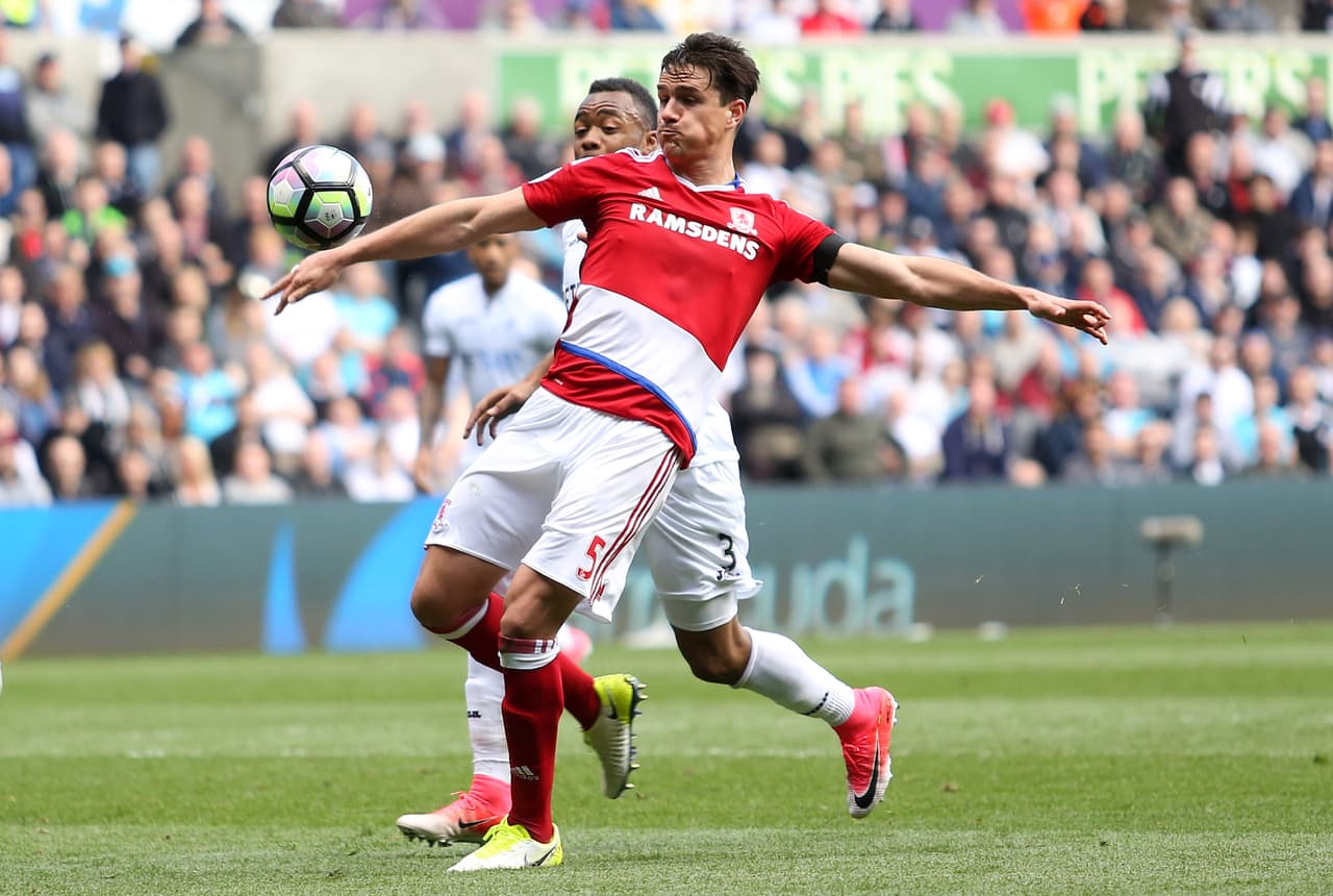 Bernardo Espinosa (Girona F.C.): el defensa colombiano llega como refuerzo rutilante para el club de Montilivi desde el Middlesbrough. Si bien no tuvo una buena temporada en Inglaterra, Espinosa sabe lo que es jugar en España.