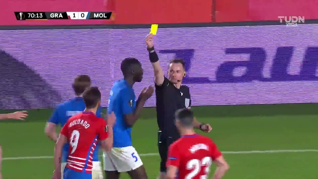 ¡Tarjeta Roja! Martin Ellingsen recibe la segunda amarilla y se va del juego.