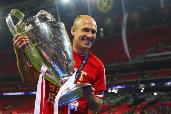 Cuando todo parecía que el Bayern y el Dortmund iban a jugar tiempos extras, llegó Robben en el último minuto y anotó el 2-1 y así alzó la Champions League.