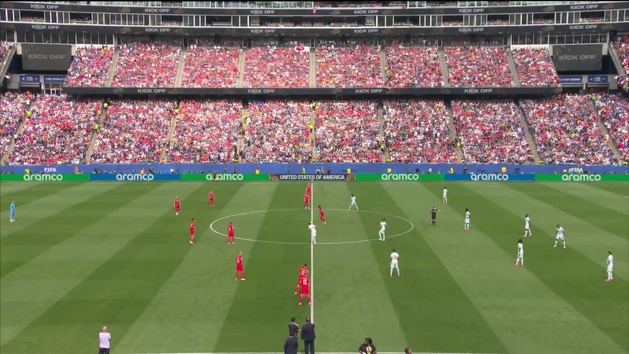 Arranca el partido y la pelota está en juego.