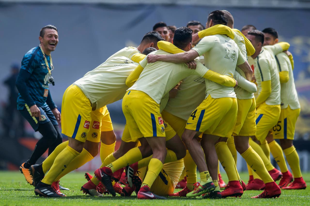 Las Águilas, tanto el equipo varonil y femenil, convivieron con los aficionados y se tomaron la foto oficial con ellos en el Estadio Azteca.
