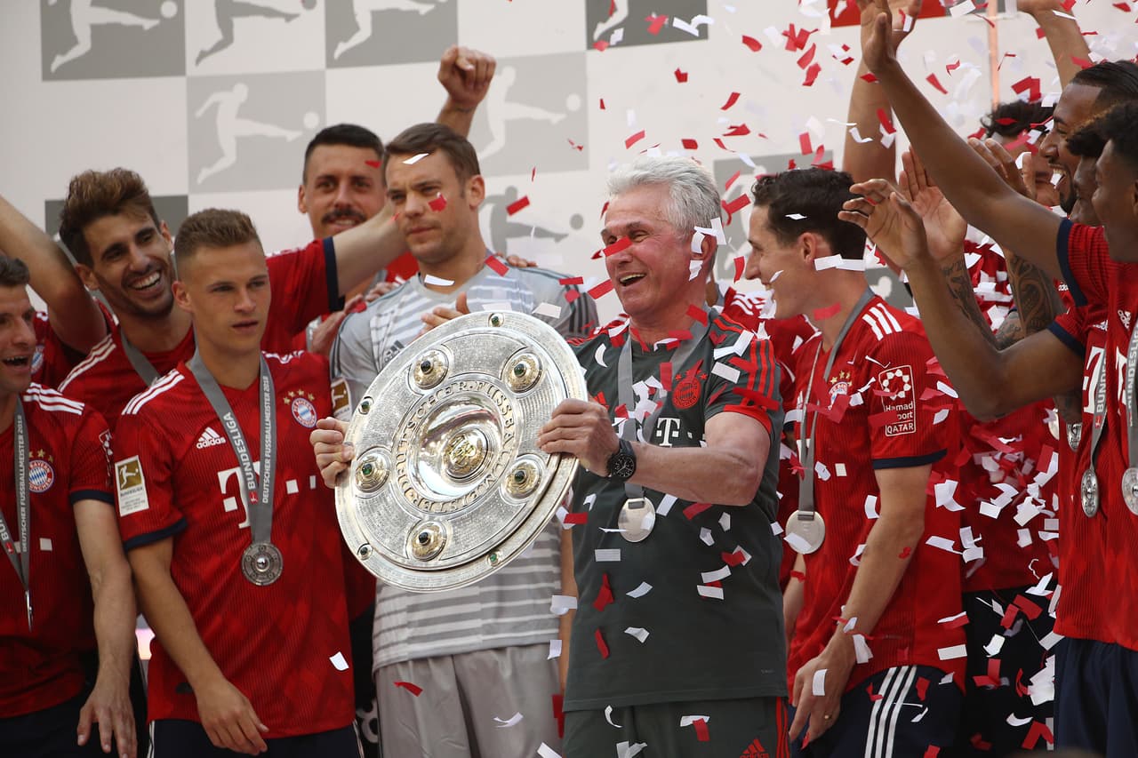 Tras un difícil comienzo de torneo, Bayern sustituyó al DT italiano Carlo Ancelotti por el alemán Jupp Heynckes, encargado de enderezar el rumbo del equipo y llevarlo a la gloria.