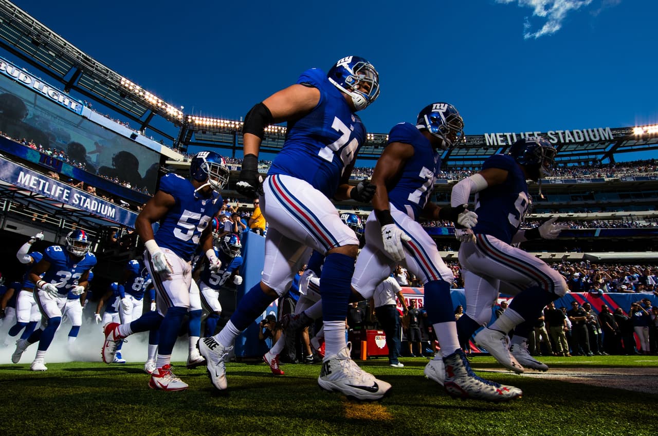 Los Giants saliendo al campo para enfrentar a sus rivales de división, los Redskins.