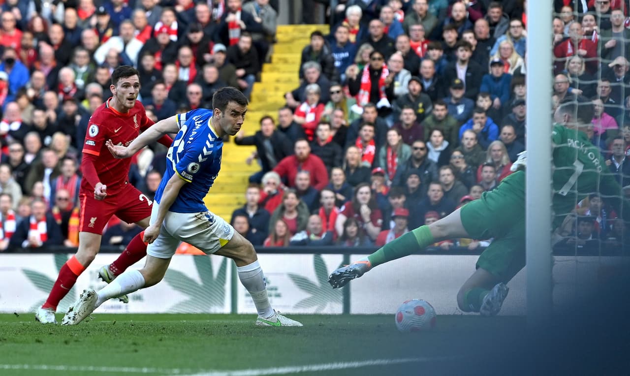 Liverpool derrotó al Everton gracias a los goles de Andrew Robertson y Divock Origi.