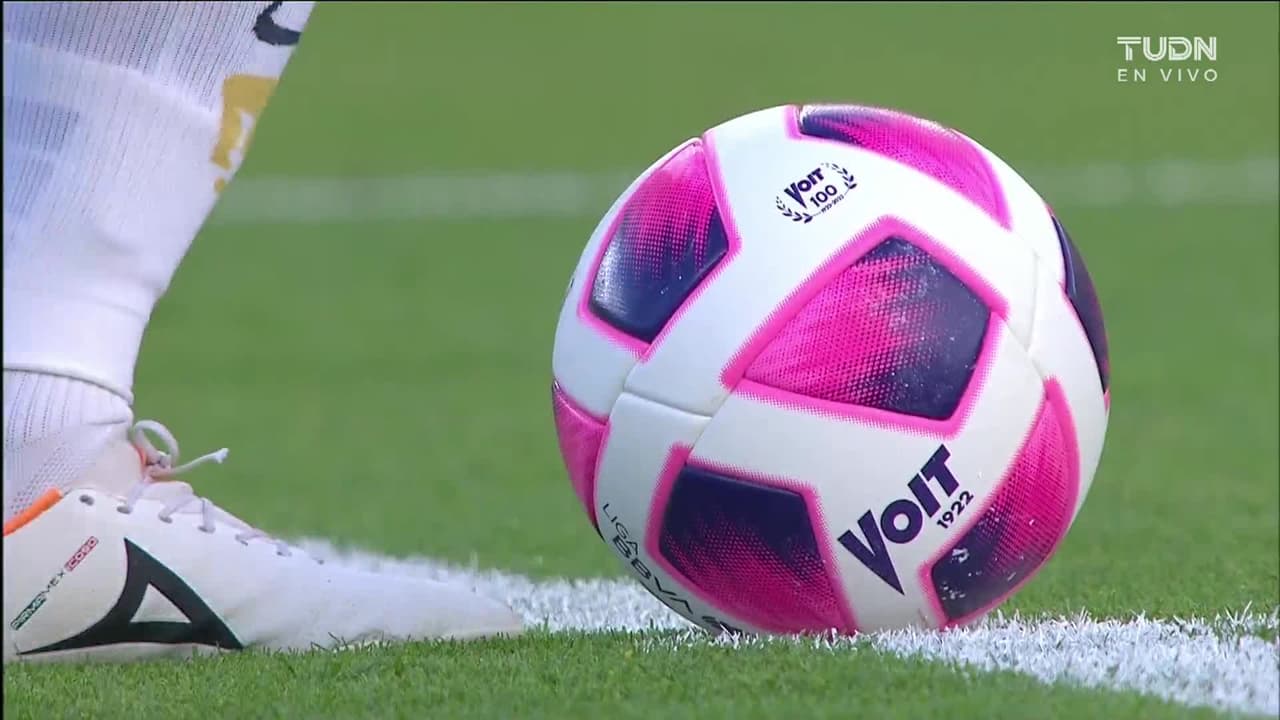 Arranca el partido y la pelota está en juego.