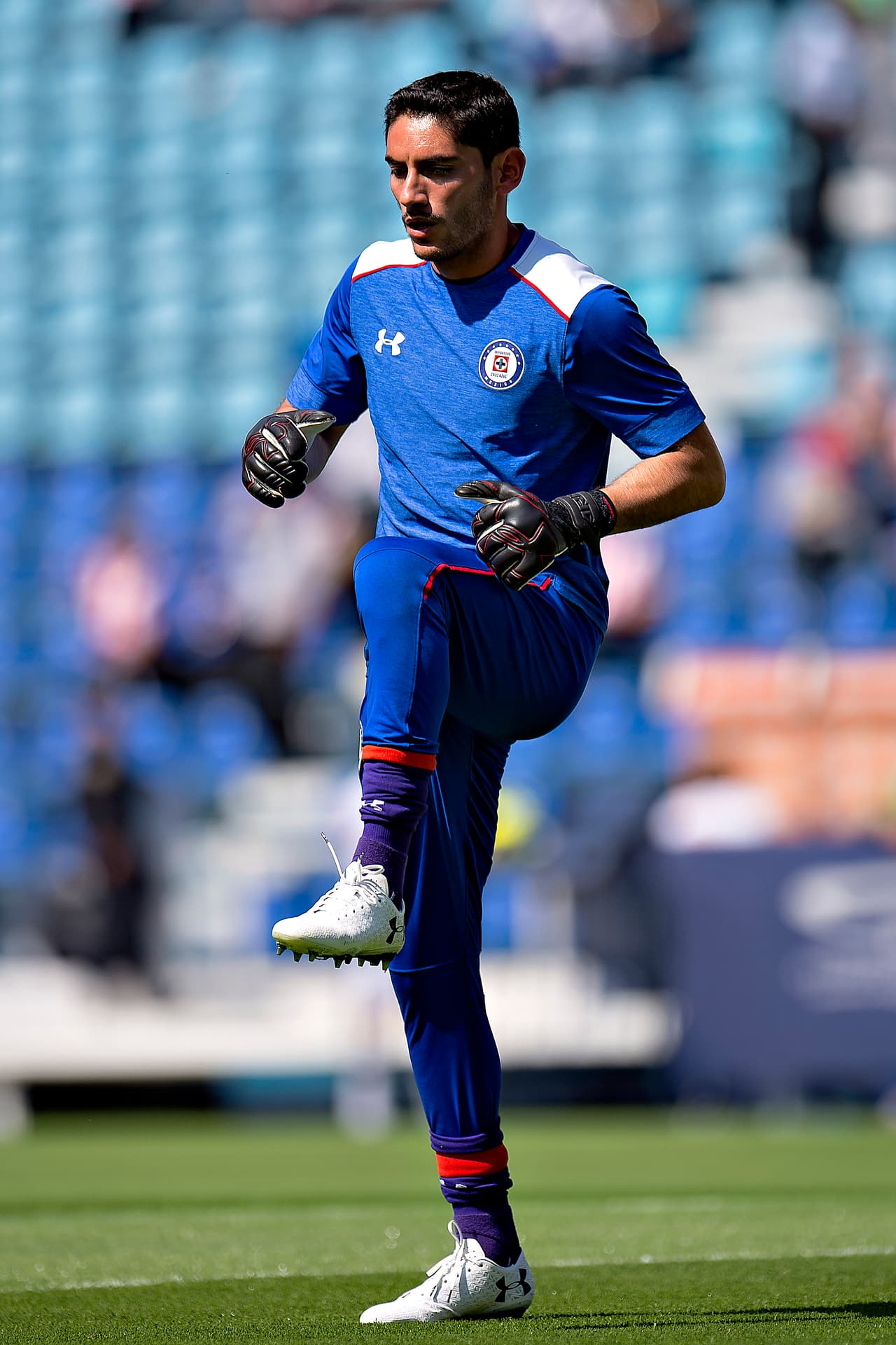 "Chuy" Corona realiza ejercicios de calentamiento previos al partido.