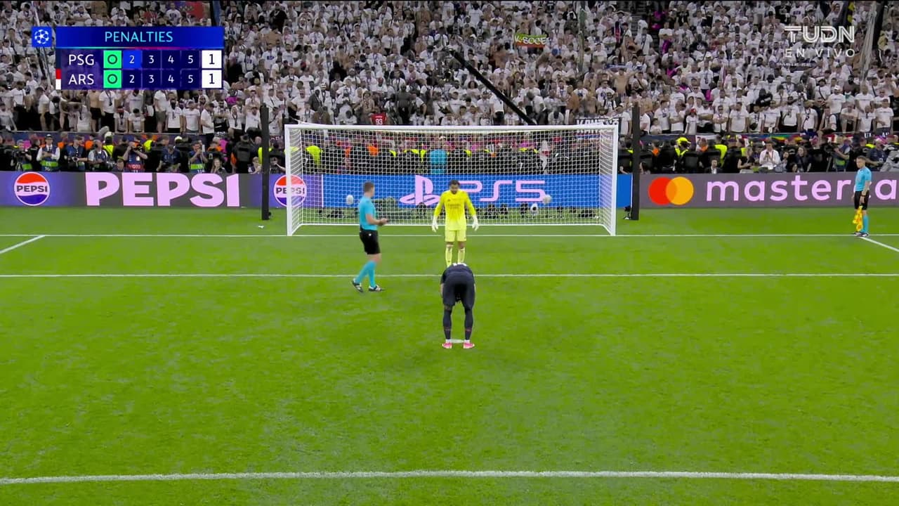 ¡GOL!  anota para Paris Saint-Germain. Désiré Doué