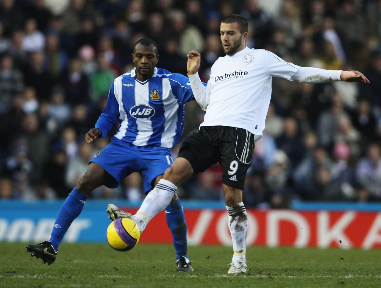 De Tecos también salió rumbo a la Premier el 'Tito' Villa. Jugó en el Derby County en 2008 y 2009, pero no pudo salvar al equipo del descenso.
