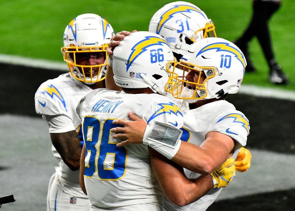 Raiders no logran finiquitar a los Chargers y en menos de cuatro minutos consiguen la victoria 30-27.