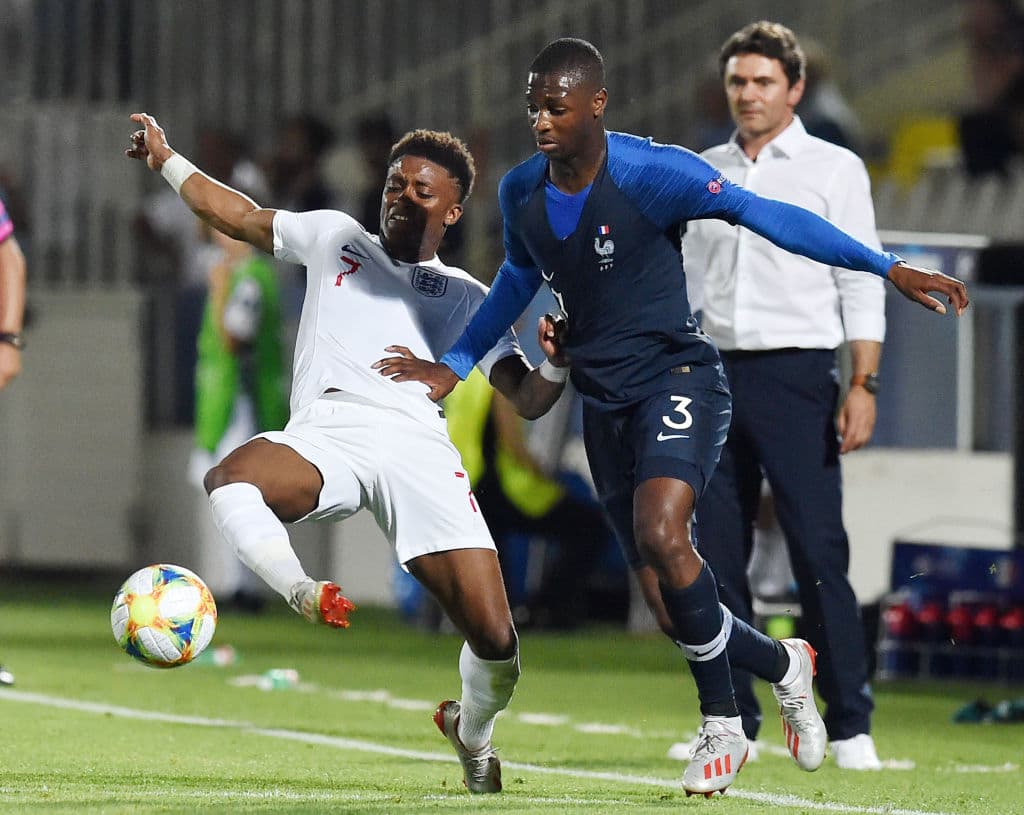 Demarai Gray de Inglaterra luchan do por la posesión de la pelota con Fodè Ballo-Tourè de Francia en acciones del primer tiempo.