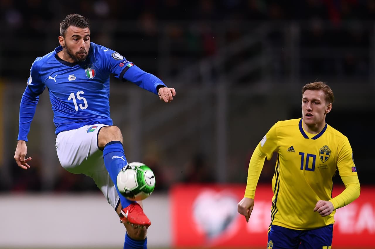 Aunque Italia debía proponer, las primeras llegadas fueron de Suecia. Dos jugadas polémicas en las que hubo mano en el área, pero el juez Mateu Lahoz no sancionó. Tras eso, los locales comenzaron a montarse sobre el partido y los suecos defendían los 11 en su campo.
