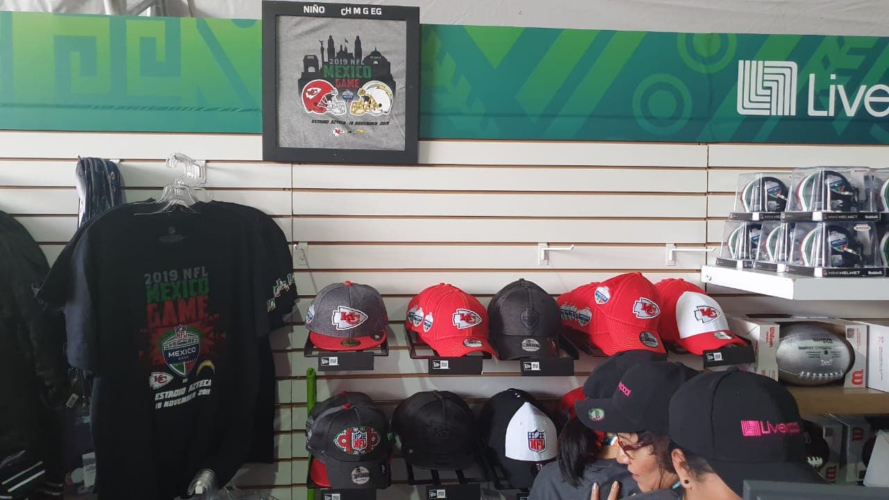 Aficionados aprovechan para comprar productos en la NFL Shop.