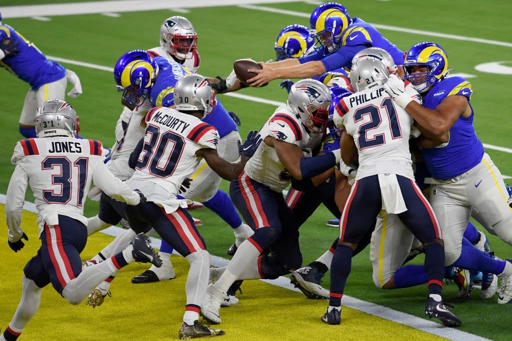 Aaron Donald controla de principio a fin a Cam Newton en la victoria 3-24 sobre los New England Patriots.