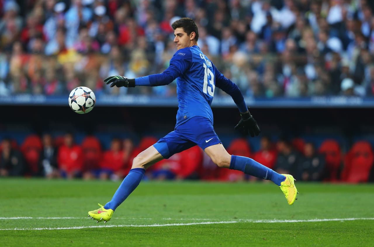 En cuanto al Atlético de Madrid tenemos que la portería era defendida por Thibaut Courtois. El espigado cancerbero belga era figura del equipo y realmente no pudo hacer mucho por evitar la reacción del Madrid ese día que comenzó con el agónico cabezazo de Sergio Ramos. Ese fue su último partido con el Atlético pues se marchó para jugar con el Chelsea donde todavía se mantiene este año que ha bajado su nivel.