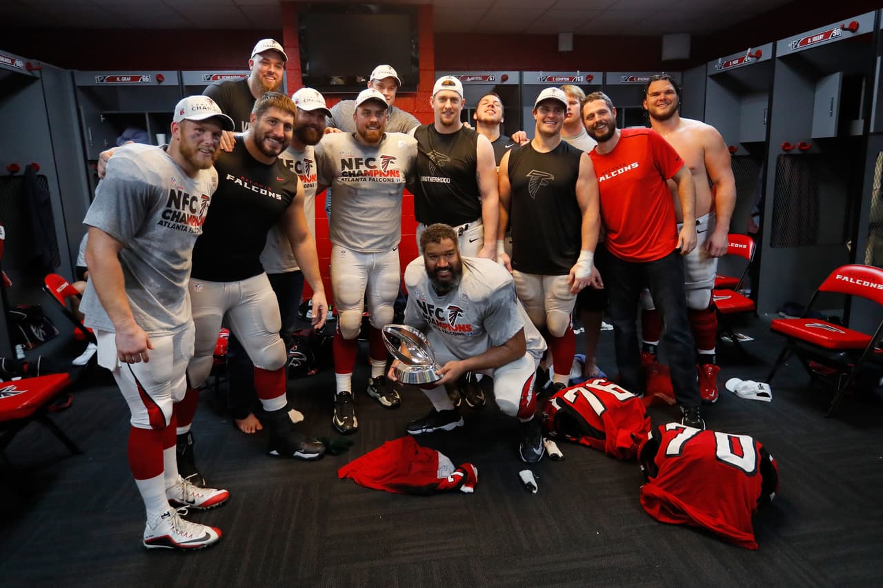 Los Atlanta Falcons celebraron como campeones de la Conferencia Nacional de la NFL luego de imponerse 44-21 a Green Bay. En los camerinos vivieron la felicidad de tener el trofeo en sus manos.