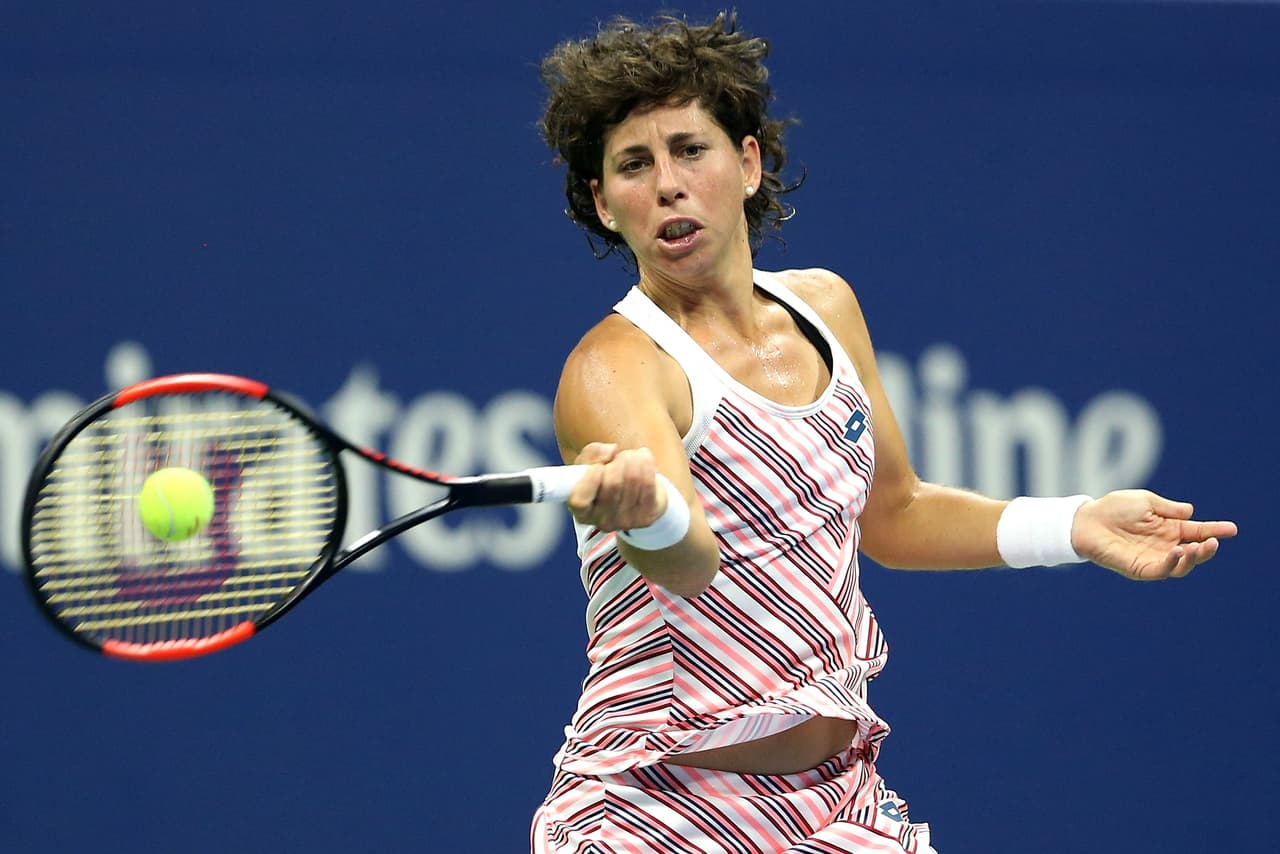 La española Carla Suárez Navarro (30) dejó fuera del camino a la exnúmero uno del mundo la rusa Maria Sharapova al derrotarla en sets corridos: 6-4 y 6-3.