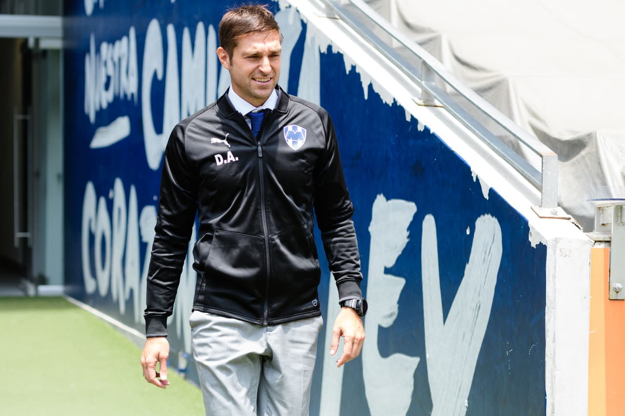 El técnico se presentó con su nueva armadura para ser el primer guerrero desde la estrategia, con una nómina de las más poderosas en la Liga MX.