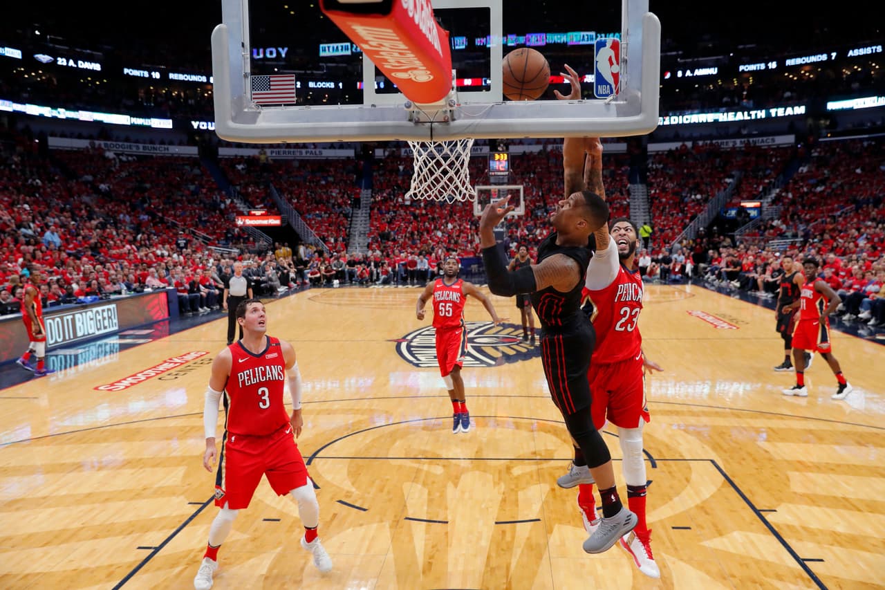 Anthony Davis defiende contra el tablero una canasta de Damian Lillard en el Juego 3 entre Pelicans y Trail Blazers.