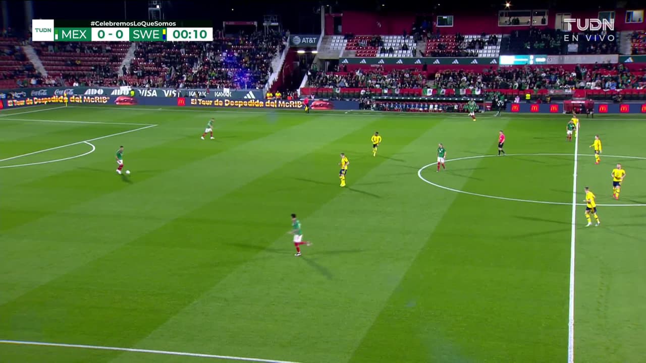 Arranca el partido y la pelota está en juego.