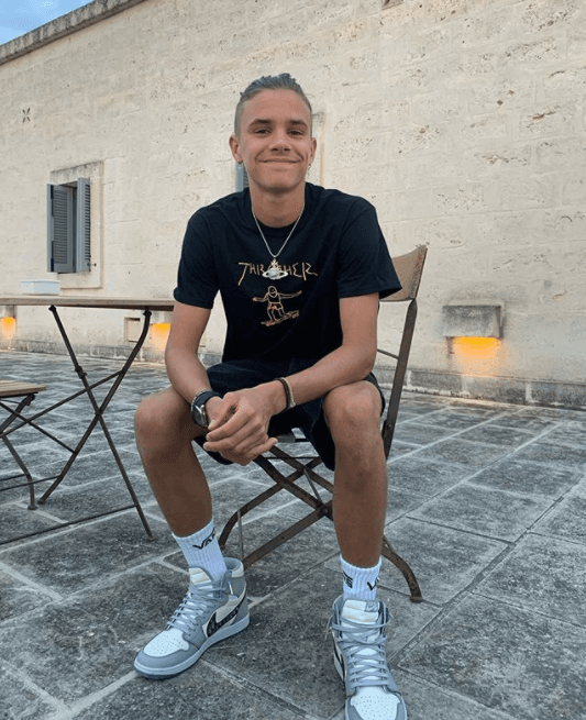 El segundo hijo, Romeo, acaba de cumplir 18 años y le gusta el futbol.