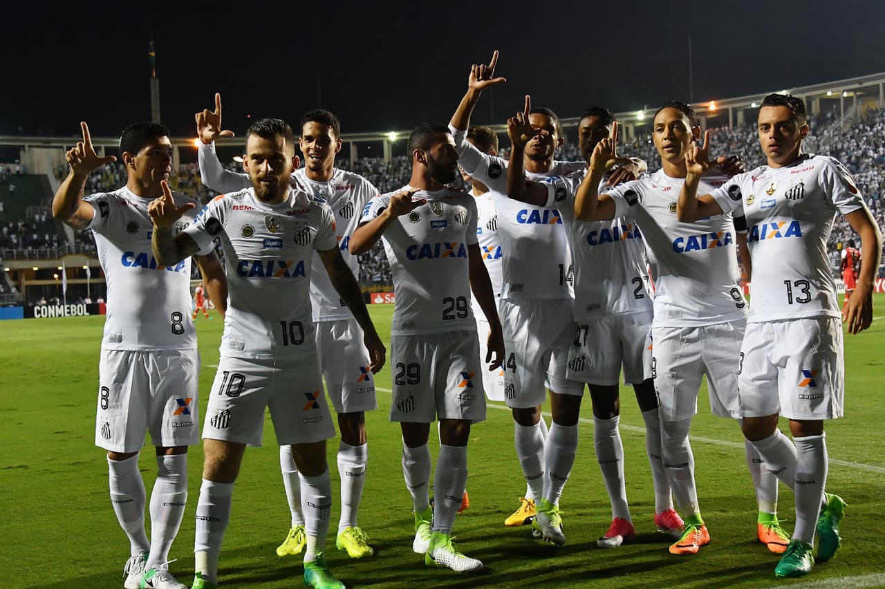10: Santos de Brasil tiene 3.6 millones en Facebook, 2.4 millones en Twitter, 500 mil en Instagram.