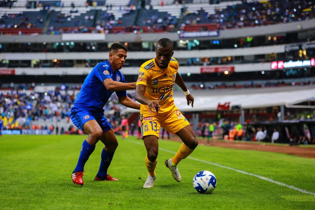 También jugó en el Everton pero no tuvo mucho éxito, por lo que regresó a México.