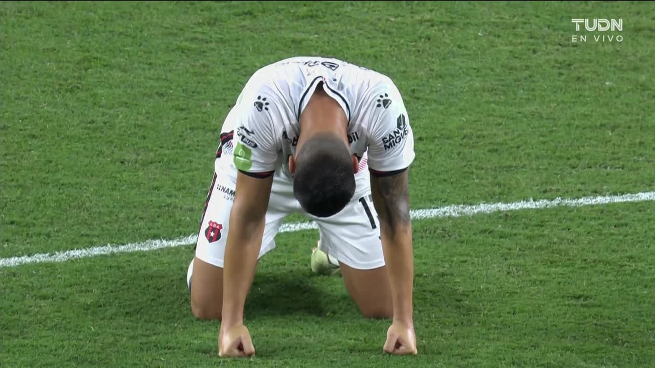 ¡TIRO ATAJADO! disparo por Yael López.