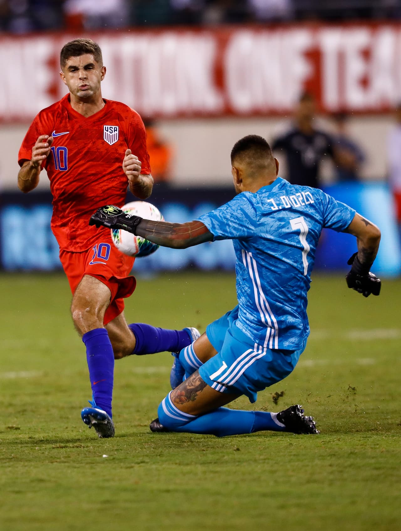 Con goles de Chicharito Hernández, Érick Gutiérrez y Uriel Antuna, México vence 3-0 al equipo de las barras y las estrellas; Orozco atajó un penal.