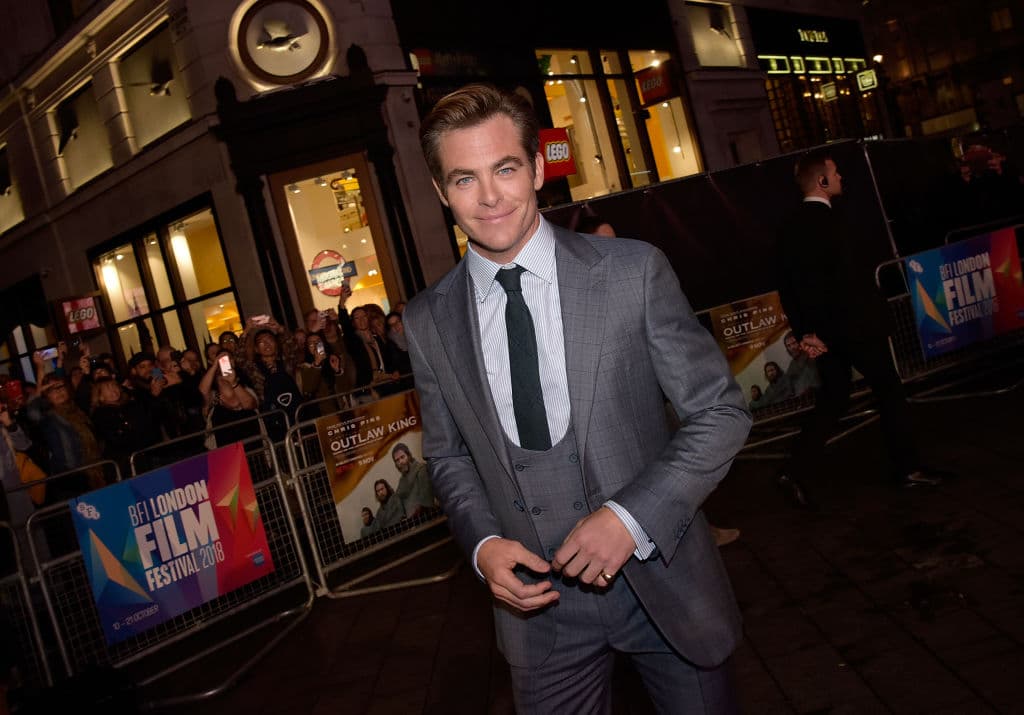 Su joven tripulación tiene una importante misión: detener al malvado Nero, que movido por la venganza amenaza a toda la humanidad. Pero el destino de la galaxia está en manos de dos jóvenes rivales de mundos diferentes. Tiberio James Kirk (Chris Pine), joven de una granja de Iowa que busca emociones, es un líder nato a la búsqueda de una causa.
<br>