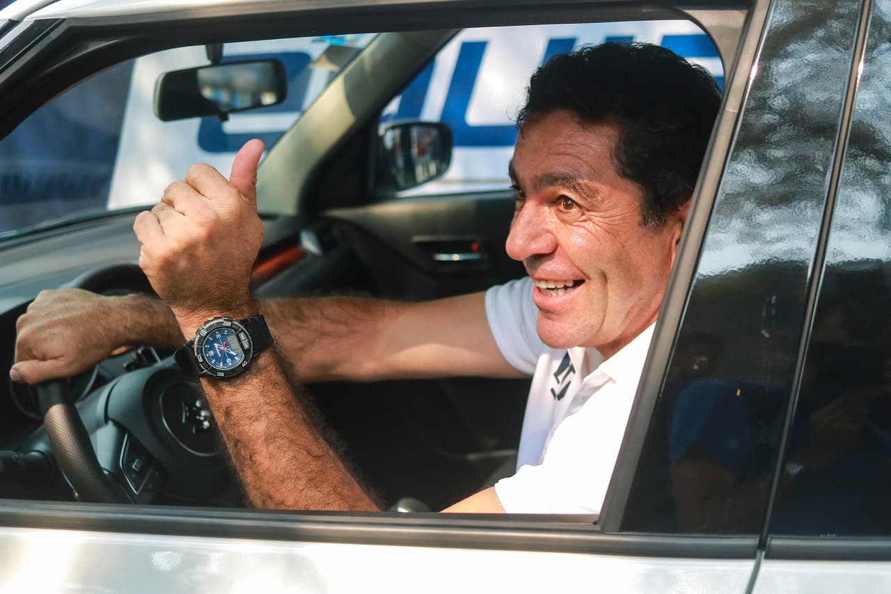 Los miembros de Pumas UNAM recibieron en la Cantera de su marca patrocinadora Suzuki vehículos de la misma gama de colores gris, blanco y rojo, a excepción del DT que recibió uno sport.